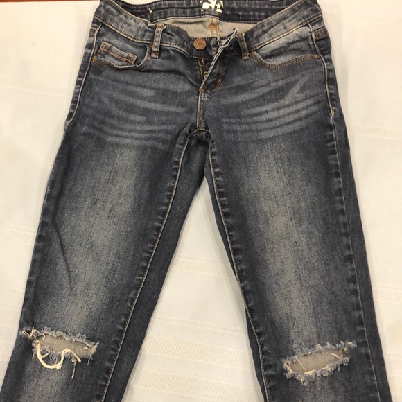 Low rise ripped jeans